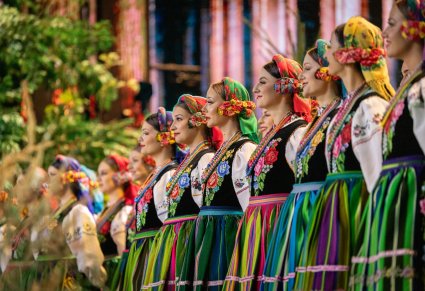 Część chórzystek w kostiumach łowickich, na scenie festiwalu
