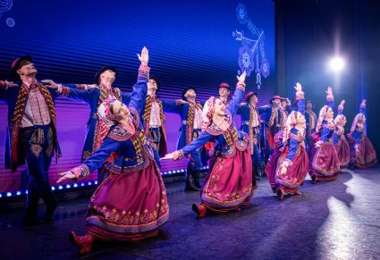 Artyści Baletu w kostiumach podegrodzkich wykonujący choreografie taneczną