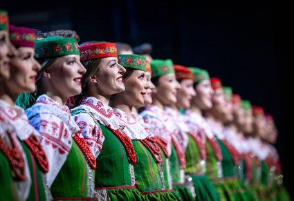 Zbliżenie na Artystki Chóru w kostiumach kurpiowskich