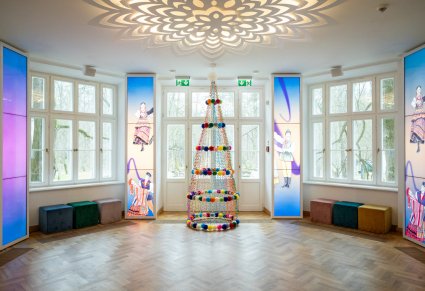 Wnętrze Pałacu w Karolinie z ręcznie wykonaną choinką