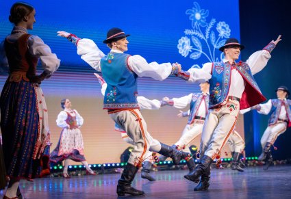 Zbliżenie na parę Artystów w kostiumach szczawnickich trakcie wykonywania choreografii tanecznej