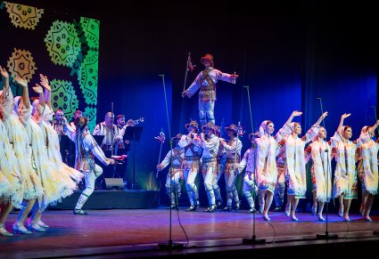 Balet Mołdawii w tradycyjnych kostiumach podczas akrobacji tanecznych