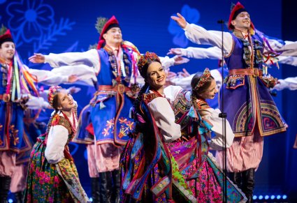 Artyści w kostiumach krakowskich podczas tańca