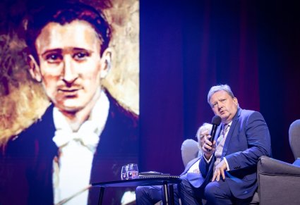 Dyrektor przemawiający podczas prelekcji