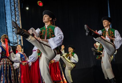 Artyści baletu w kostiumach spiskich, podczas tańców i melodii