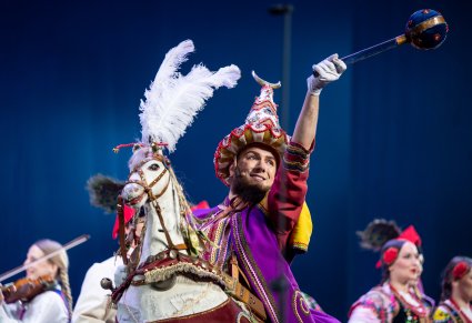 Zbliżenie na postać Laikonika na scenie