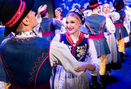 Para tancerzy w kostiumach kaszubskich na scenie