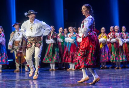 Para taneczna w kostiumach podhalańskich na scenie