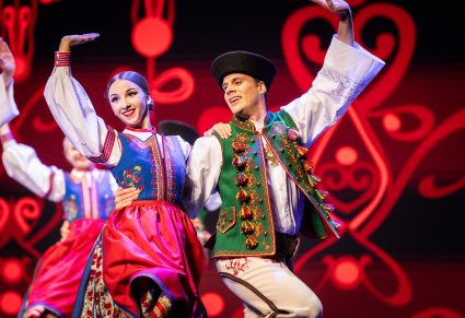 Zbliżenie na parę taneczną w kostiumach spiskich