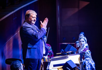 Zbliżenie na dyrygenta podczas koncertu