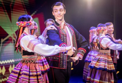 Zbliżenie na parę taneczną w kostiumach krzczonowskich na scenie