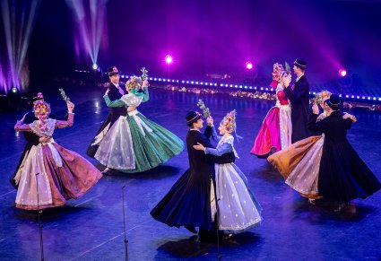 Na scenie pary Artystów w kostiumach bamberskich w trakcie wykonywania choreografii tanecznej