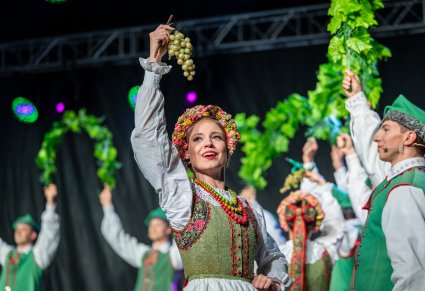 Zbliżenie na tancerkę w kostiumie lubuskim