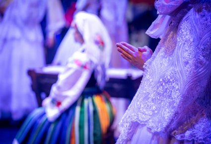 Zbliżenie na dłonie Anioła ułożone jak do modlitwy