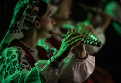 Zbliżenie na flecistkę podczas koncertu