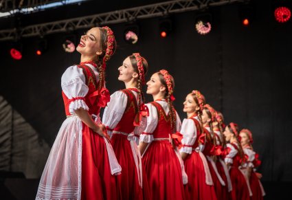 Artystki w kostiumach jurgowskich na scenie podczas wykonywania choreografii tanecznej
