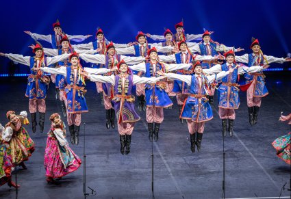 Artyści w kostiumach krakowskich podczas wykonywania choreografii tanecznej