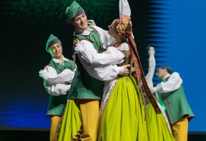 Pary Artystów w kostiumach lubuskich w trakcie wykonywania choreografii tanecznej
