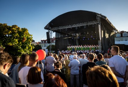 Widok na scenę w całości wraz z publicznością