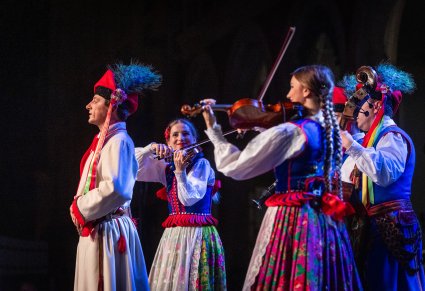 Solista i orkiestra na scenie w kostiumach krakowskich