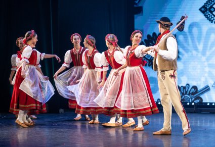 Artyści w kostiumach jurgowskich podczas wykonywania choreografii tanecznej na scenie