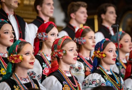 Zbliżenie na część Artystów Chóru w kostiumach łowickich