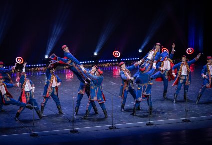 Artyści w kostiumach podegrodzkich podczas wykonywania spektakularnej choreografii tanecznej