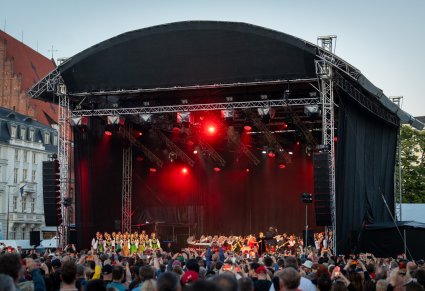 Widok na całą scenę we Wrocławiu. Na scenie Artyści chóru, baletu i orkiestry, widoczna również Publiczność