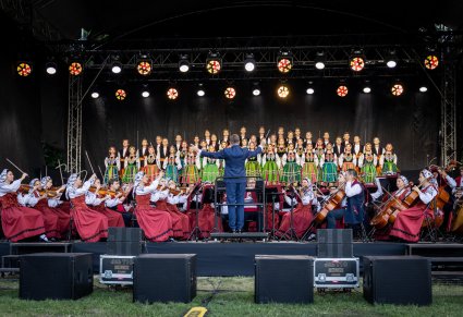 Dyrygent, orkiestra i chór podczas koncertu.