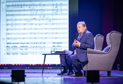 Dyrektor przemawiający podczas prelekcji