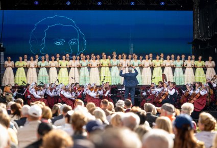 Widok na część Publiczności, Dyrygenta trzymającego w ręku batutę, Orkiestrę w kostiumach wilanowskich i Artystów Chóru w kostiumach stylowych z końca XIX wieku