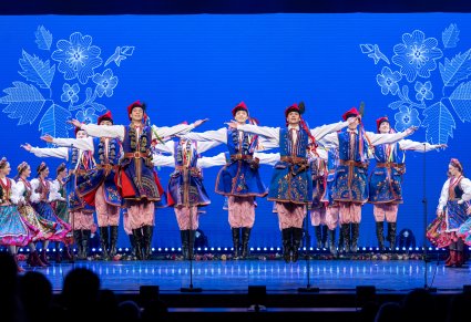 Grupa Artystów Tancerzy w kostiumach krakowskich w trakcie wykonywania choreografii tanecznej