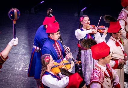 Na scenie grupa Artystów grająca na instrumentach i śpiewająca