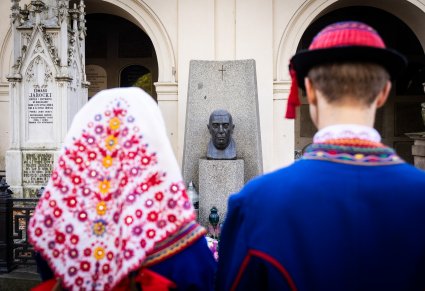 Zbliżenie na pomnik z popiersiem Jerzego Waldorffa a przed nim Artyści w kostiumach podegrodzkich