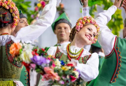 Zbliżenie na Artystów w kostiumach lubuskich podczas wykonywania choreografii tanecznej