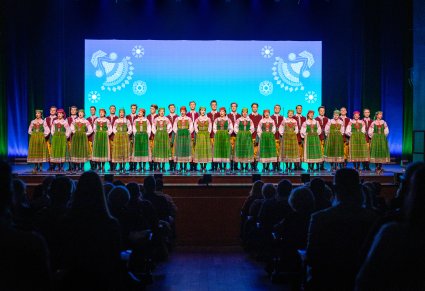 Na scenie Artyści Chóru w kostiumach kurpiowskich w trakcie śpiewu