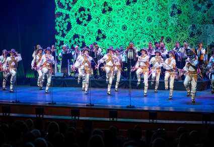 Tancerze baletu Mołdawii w figurach tanecznych na scenie