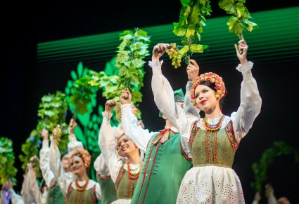 Grupa tancerzy w kostiumach lubuskich na scenie