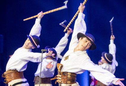 Tancerze w kostiumach podhalańckich w figurze tanecznej