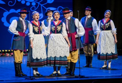 Artyści w kostiumach kaszubskich podczas śpiewania utworu