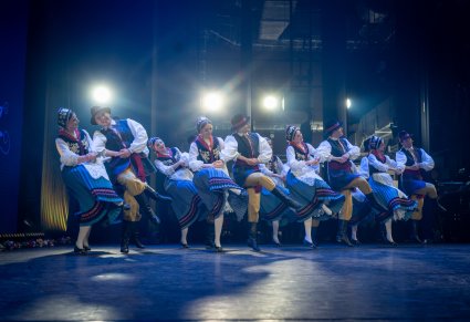 Artyści w kostiumach kaszubskich tańczący na scenie