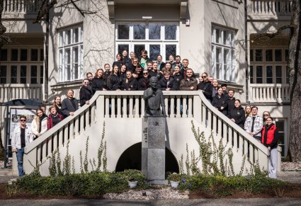 Zespół Jawor przed Centrum Folkloru Polskiego "Karolin"