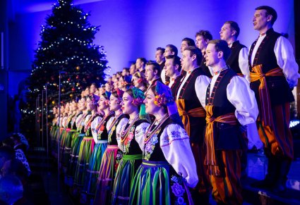 Widok boczny na Artystów Chóru w kostiumach łowickich