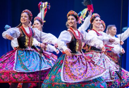 Zbliżenie na Artystki w kostiumach krakowskich w trakcie wykonywania choreografii tanecznej