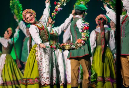 Zbliżenie na artystkę w kostiumie lubuskim podczas tańca, wokół widoczni inni tancerze