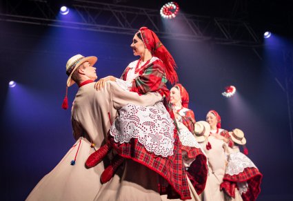 Pary Artystów w kostiumach łańcuckich w trakcie wykonywania choreografii tanecznej