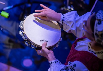 Zbliżenie na Instrument, który Muzyczka trzyma w ręku