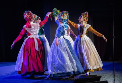 Na scenie 5 Artystek w kostiumach bamberskich w trakcie wykonywania choreografii tanecznej