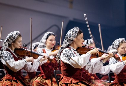 Zbliżenie na Skrzypaczki w kostiumach wilanowskich