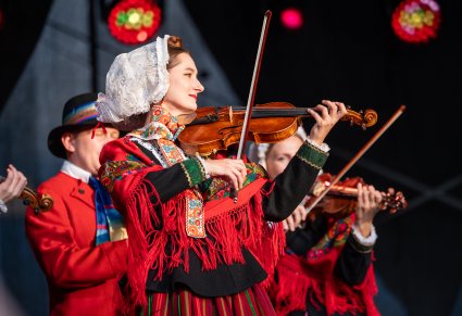 Dwie muzyczki w kostiumach lubuskich  trzymające instrumenty smyczkowe